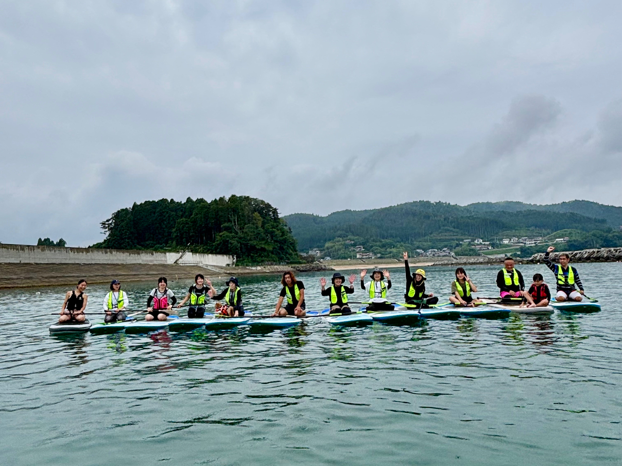 波が静かで浮かんでいるように見える時もあります。安定するボードを使って頂くので、すぐに漕げるようになり、お友達と一緒に楽しめます