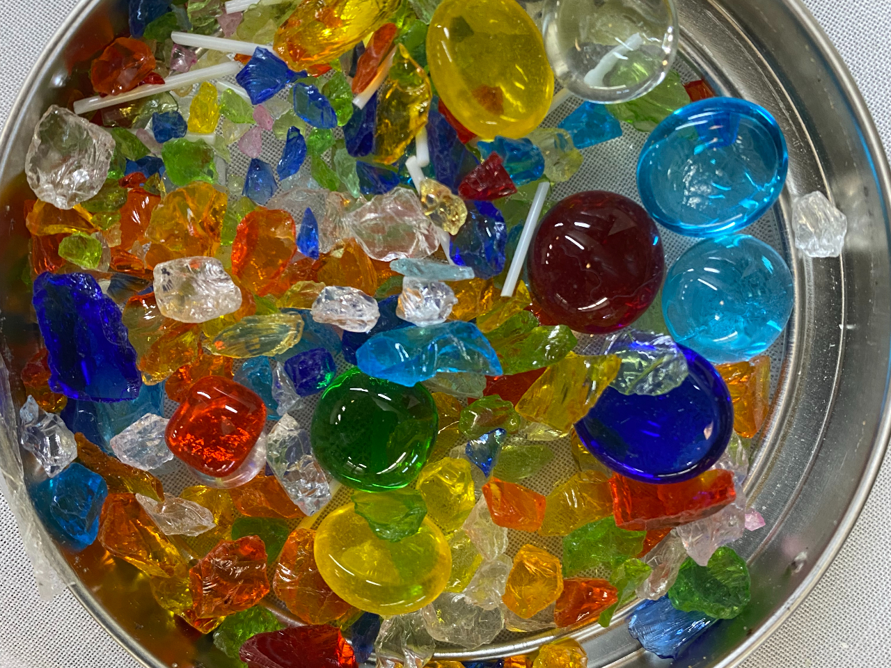 ステンドグラスを使って作ります♪