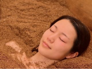 全身すっぽり発酵酵素のオガ粉に包まれ芯から温まります。ご希望により頭、お顔の上などもお掛けいたします。