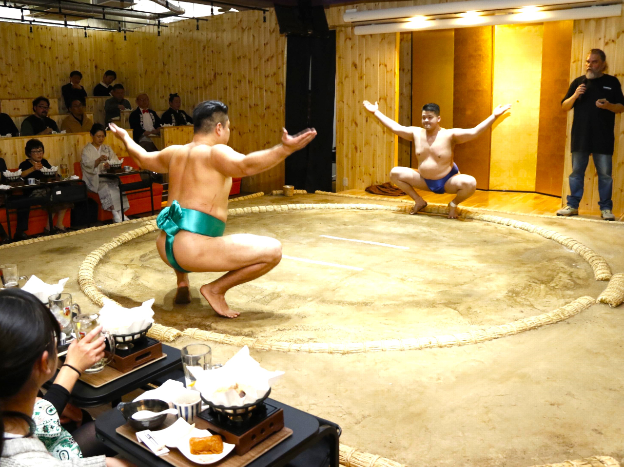 目の前で見る相撲は迫力満点!