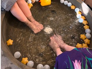浴衣や着物を着て足湯に入れます!