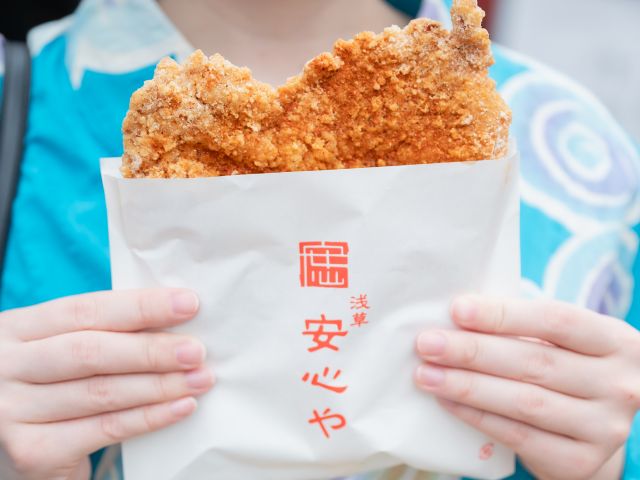 浅草の街を歩きながら気になるグルメをつまみ食い♪おいしい瞬間も笑顔もそのまま写真に残します。