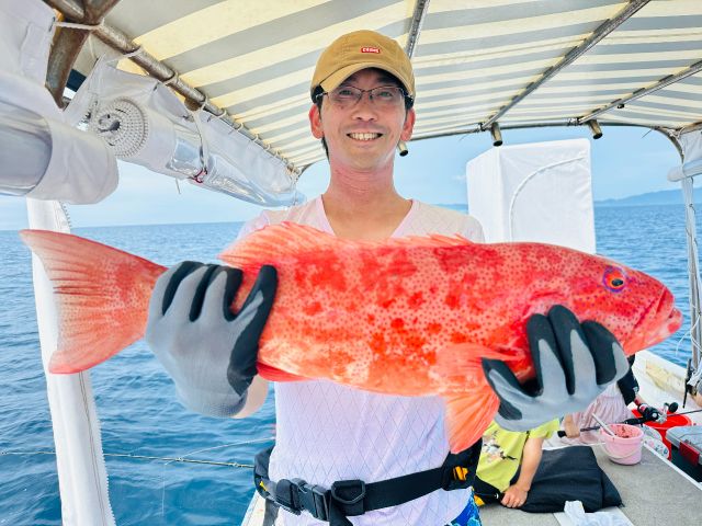 これが【アカジンミーバイ】平均サイズ2~3kg大きいものは5kgを超えます。 大物を釣り上げる時の興奮は、半端ないものがあります!