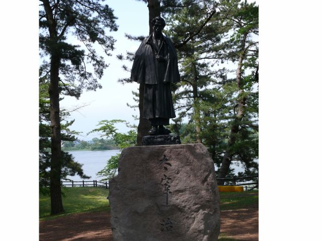 芦野公演では 太宰治の銅像、文学碑を見学