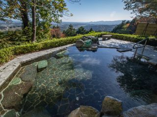 露天風呂は、毎週入替り制。 眼下には、関東平野が広がる。