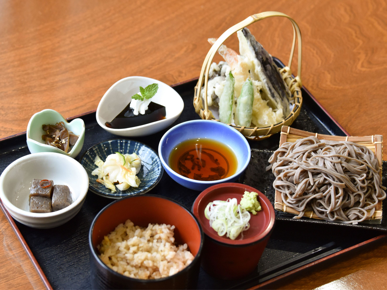 一番のおすすめ、地元野菜を使った御山御膳