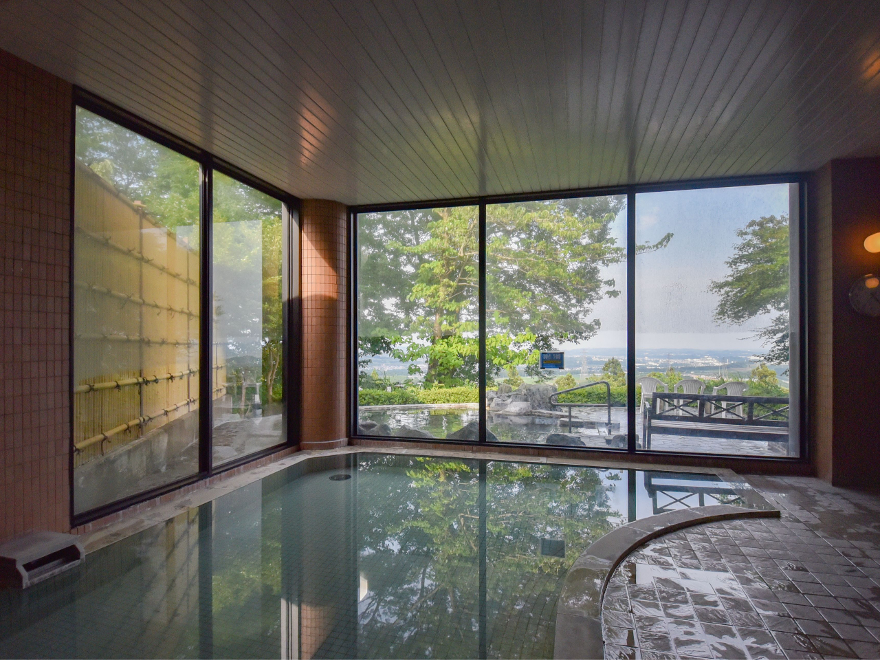 明るい広々とした内風呂