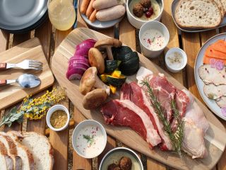 ※画像はイメージです。食材はお肉・お野菜・白米・りんご・シードルorリンゴジュースです。