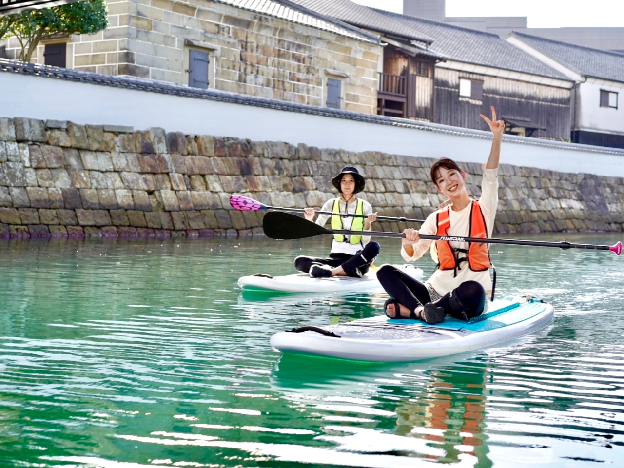 ツアー中の観光名所前では歴史や文化のガイドトークもさせていただきます☆