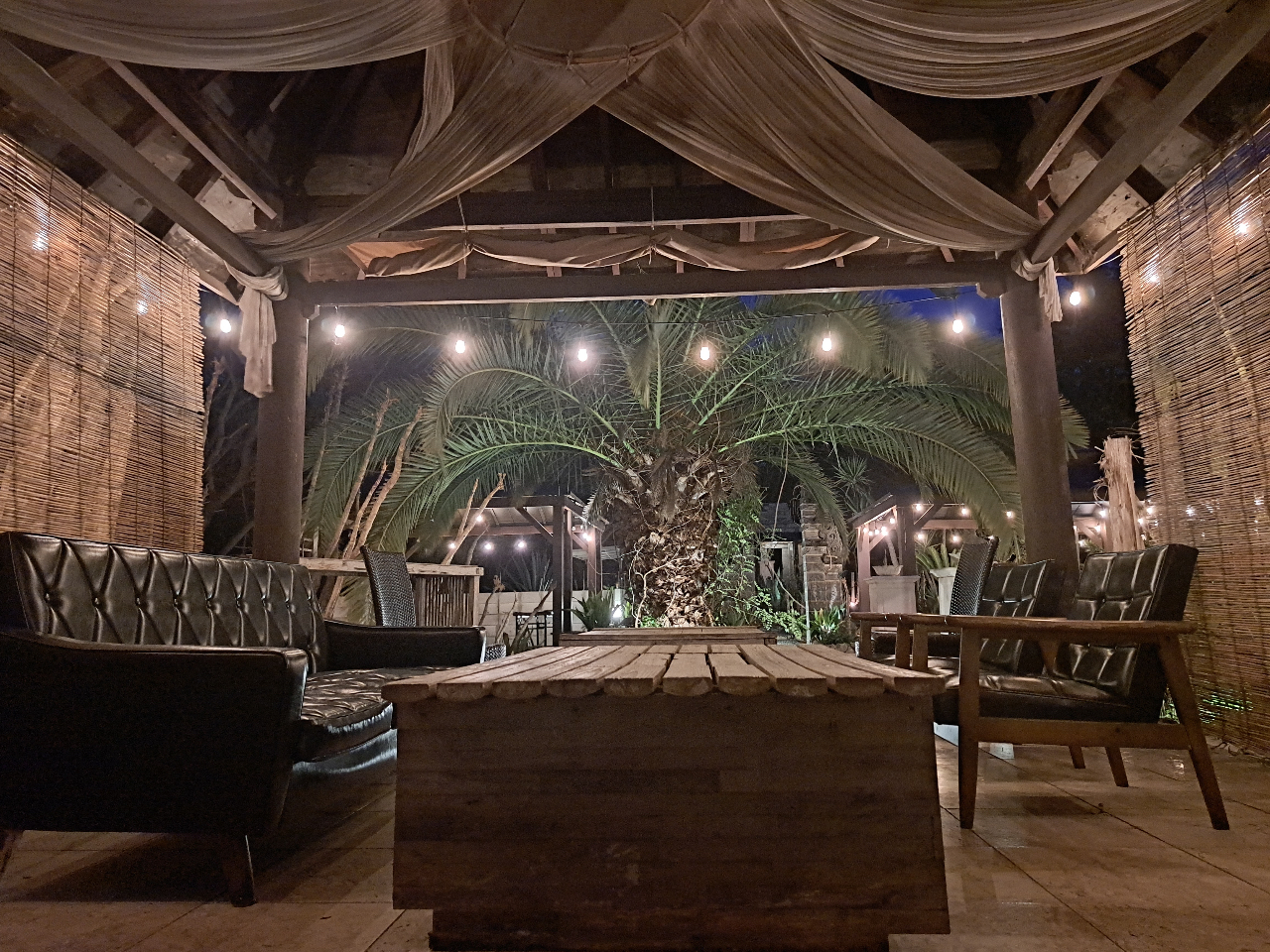 バリ島をイメージした大人のアウトドアリゾート。