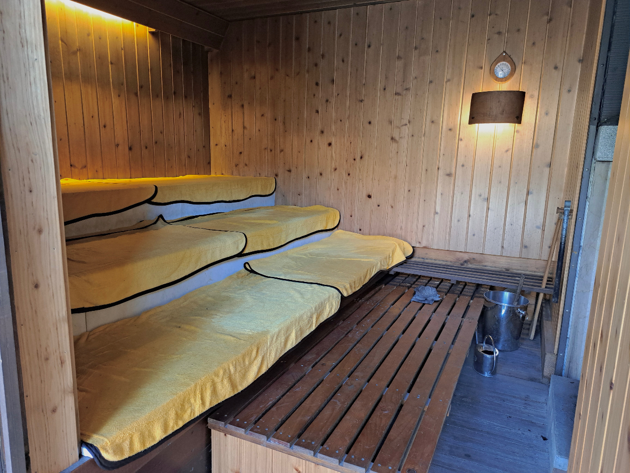 サウナの中は広々。プライベートなので仲間だけで入れるのは嬉しいですね♪