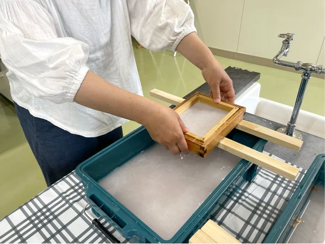 道具を使って紙をすきます