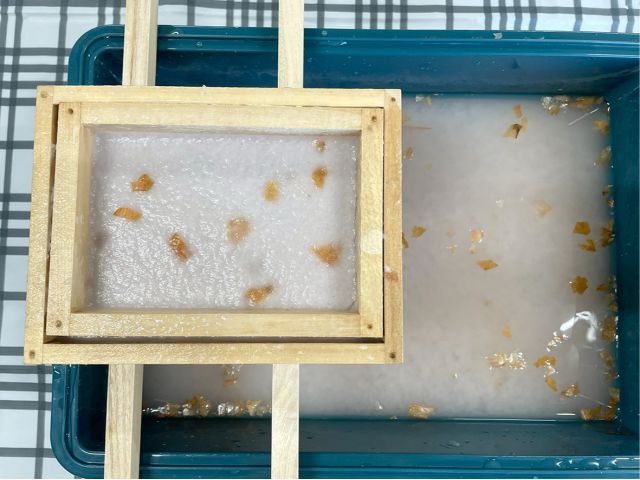 野菜をすき込んだ紙