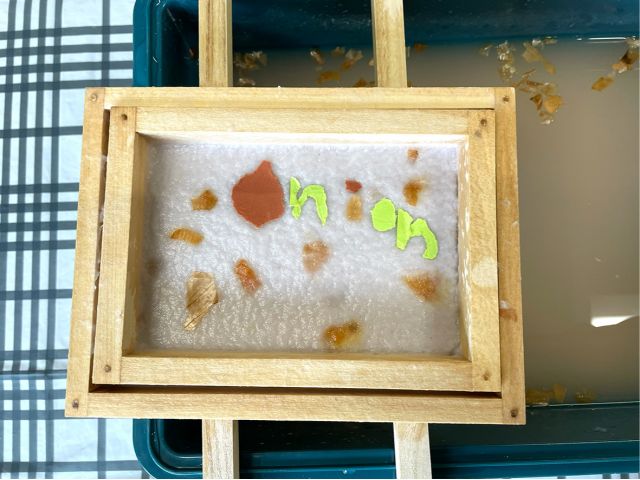 紙で模様をつけました。乾燥させて完成です。