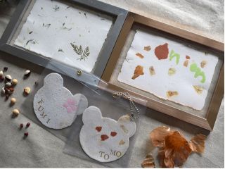 人参の葉や玉ねぎの皮をすき込んだ紙。顔をつけたり文字を入れたり、野菜の模様と掛け合わせたらオリジナルペーパーアートの完成!