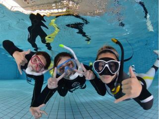 シュノーケル&スキンダイビングスクールは6歳以上〜年齢制限なしで参加可能です。