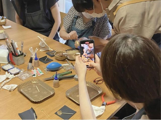 みんなでワイワイ金継ぎレッスン