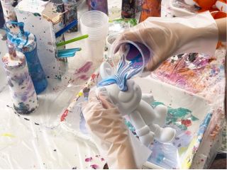 この絵の具を垂れ流す瞬間が新感覚できっと忘れられないアート体験になります★