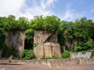 石切場(採石場)跡の高さ25mの絶壁