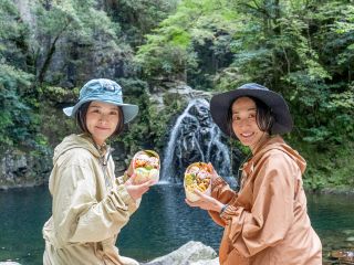 マイナスイオンの渓谷でランチタイム!