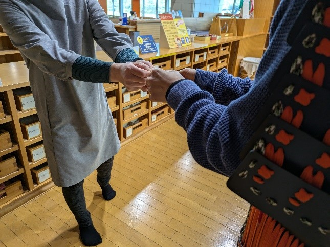 着付け体験後には記念バッジ贈呈!