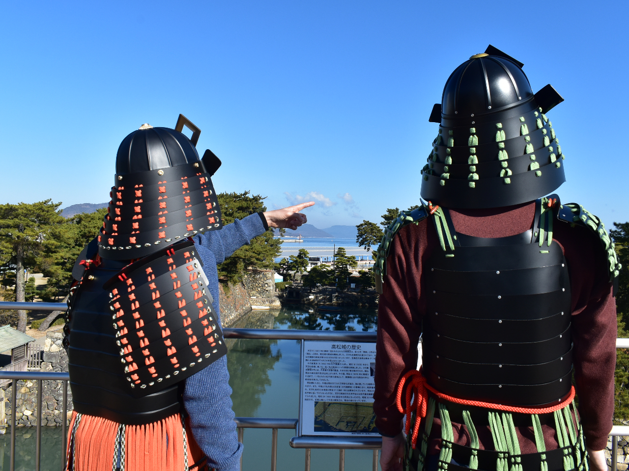 甲冑を着て天守台へ!瀬戸内海が見えます