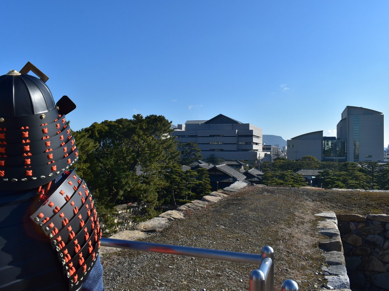 「ほう、あれ(右側の建造物)が県立ミュージアムか…」