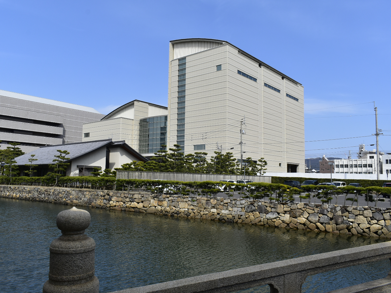 隣接する「史跡高松城 玉藻公園」との相互割引制度があります。