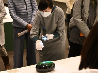 学芸員の解説付きで特別展「第72回日本伝統工芸展」をご案内します