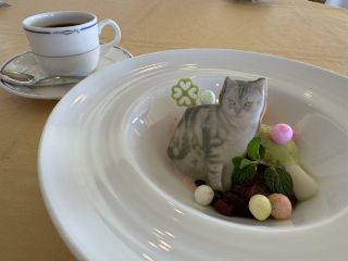 特別展限定メニュー”陽だまりの「萩と猫」アイスプレート”