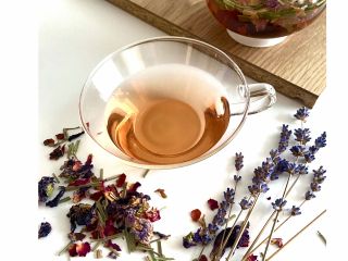 旭川駅の裏に広がる、あさひかわ北彩都ガーデンで、ハーブティーを飲みながら、体調に合わせたお好みのブレンドティーが作れます。約5杯分お持ち帰り付き。