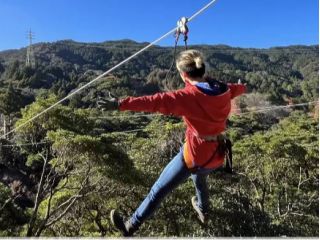 長さ100m級、計4本の爽快ジップスライド!