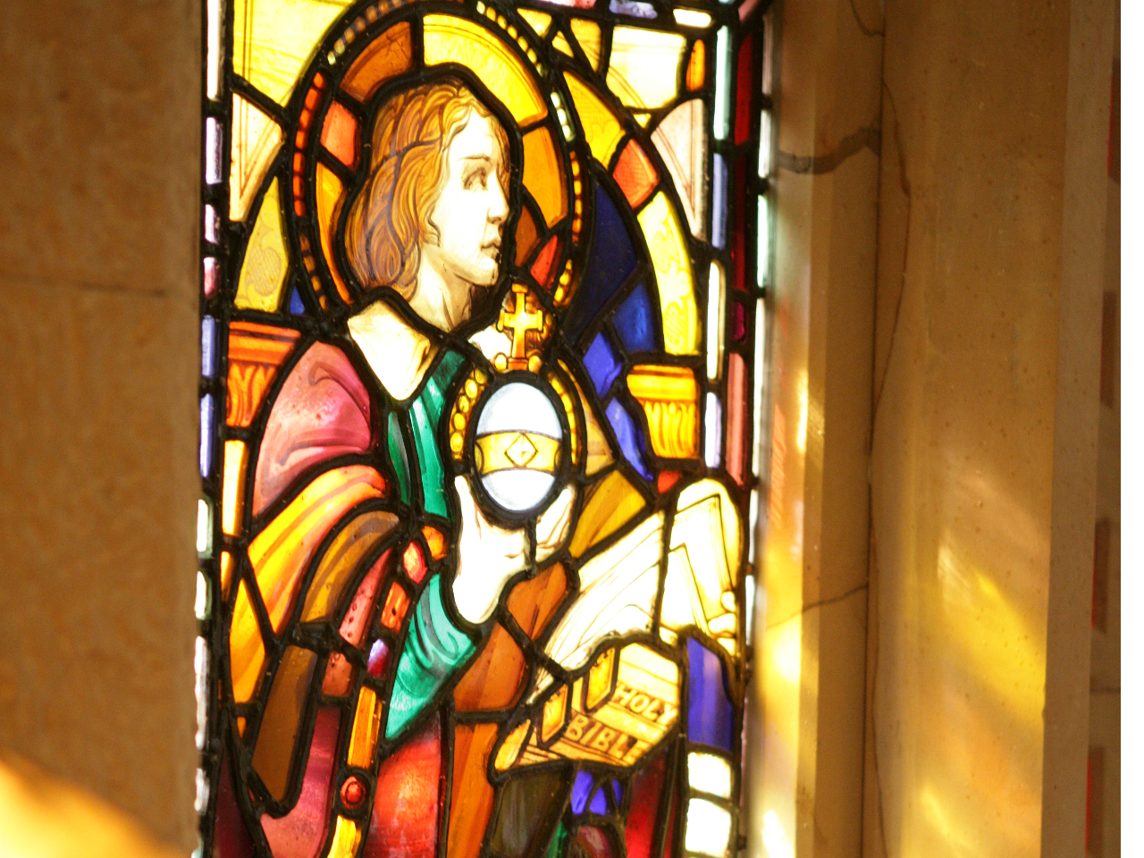 光が差し込むステンドグラス