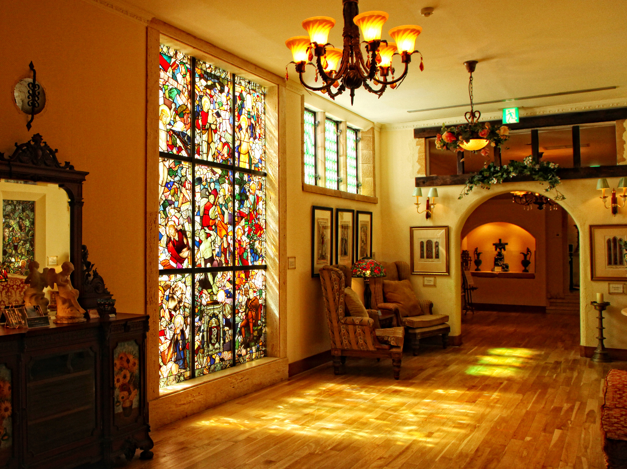 2000ピースのガラス片から作られた、大きなステンドグラス