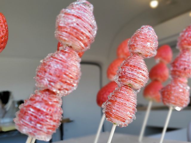 キッチンカーで販売中のいちご飴です♪