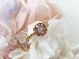 持参の宝石で.石枠だけのデザインで石を強調する指輪に。 腕部分はより線に、硬くならないイメージでかわいらしさも。シルバーに金メッキ、ストロベリークォーツリング