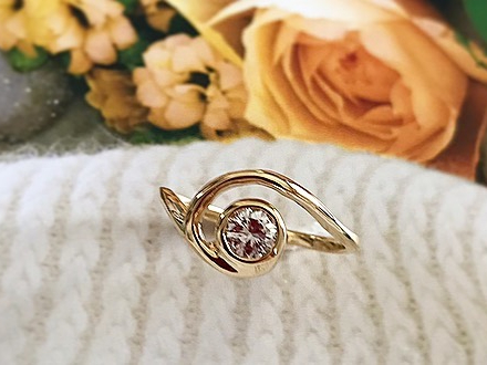 ���Ē܃����O�����t�H�[���B�_�C��0.3ct���������悤�ɍׂ߂̃��C���ɁB�C�y�ɑ�����f�U�C���ɂȂ�܂����B �_�C�������h18K�����O�B