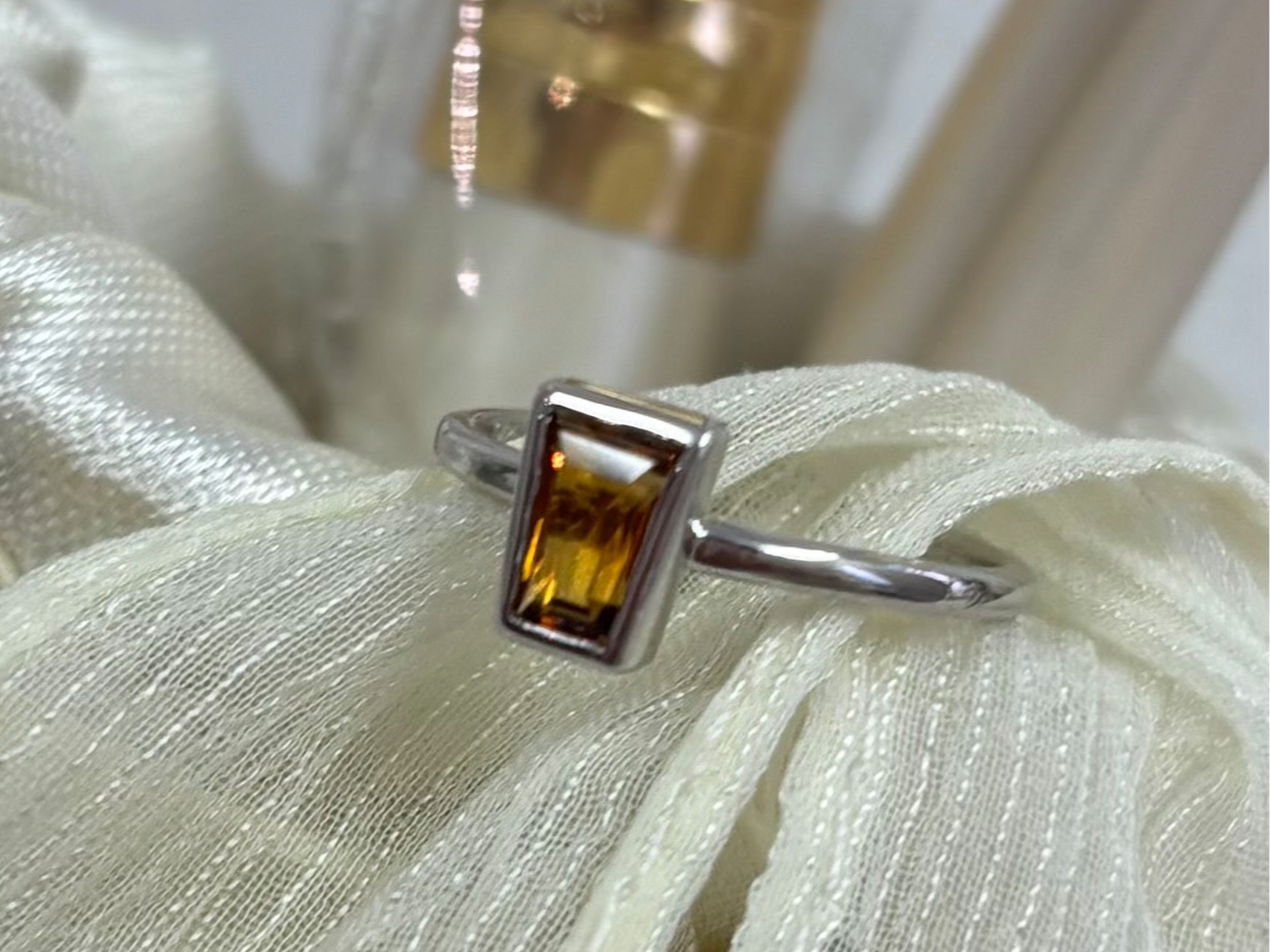 ��̌`���̃����O����O�����V�g�����ŁA���ւ̌����j���̃����O�����܂����B �c��Ɍ�����ĉł����c�c ����̓��ɂ͗�������Ƃ� ���݂��ɑz���͒ʂ��Ă����