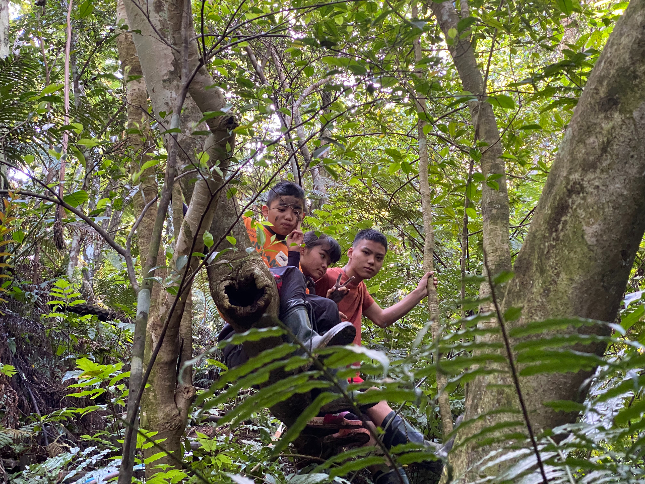 自然のベンチで休憩タイム