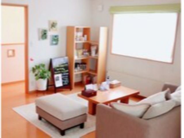 通常の待合スペースも貸切スペースなのでソファでゆっくりすることもできます。ハーブティーやアロマグッズも販売しているのでお土産にいかがでしょうか。