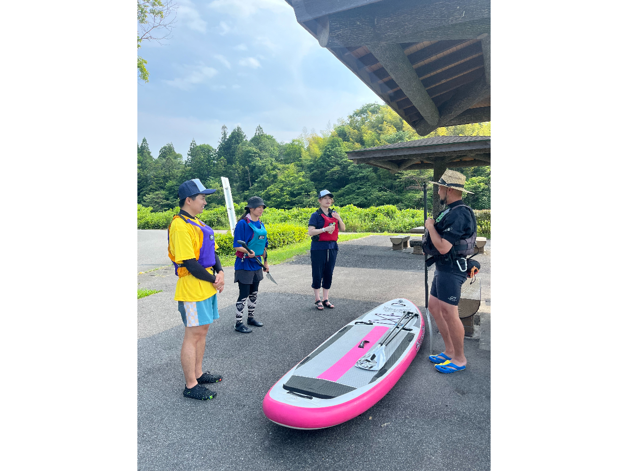 ツアー前にガイドからSUPのレクチャーを受けるから安心♪