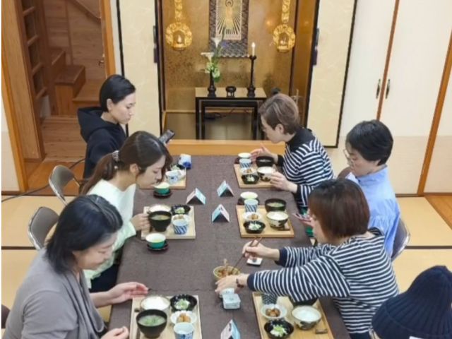 お掃除の後にみんなで朝ごはんをいただきます