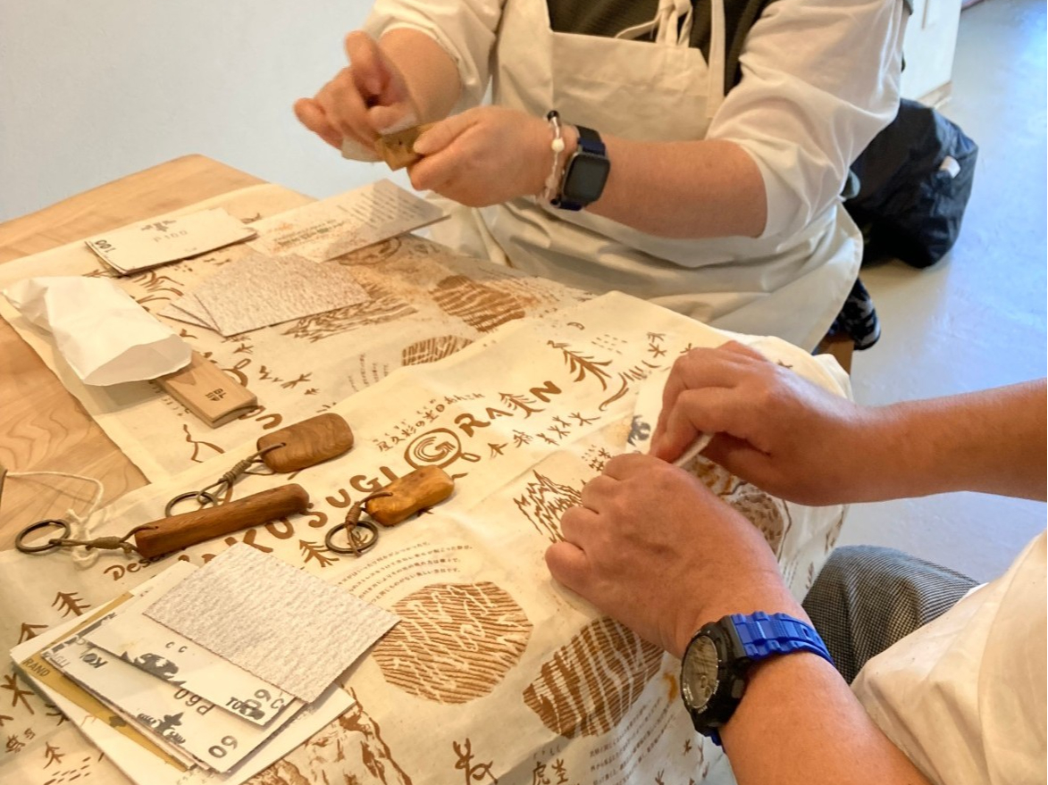 紙やすりで順番にひたすら磨きます。屋久杉の香りに包まれながら無心になれる時間。