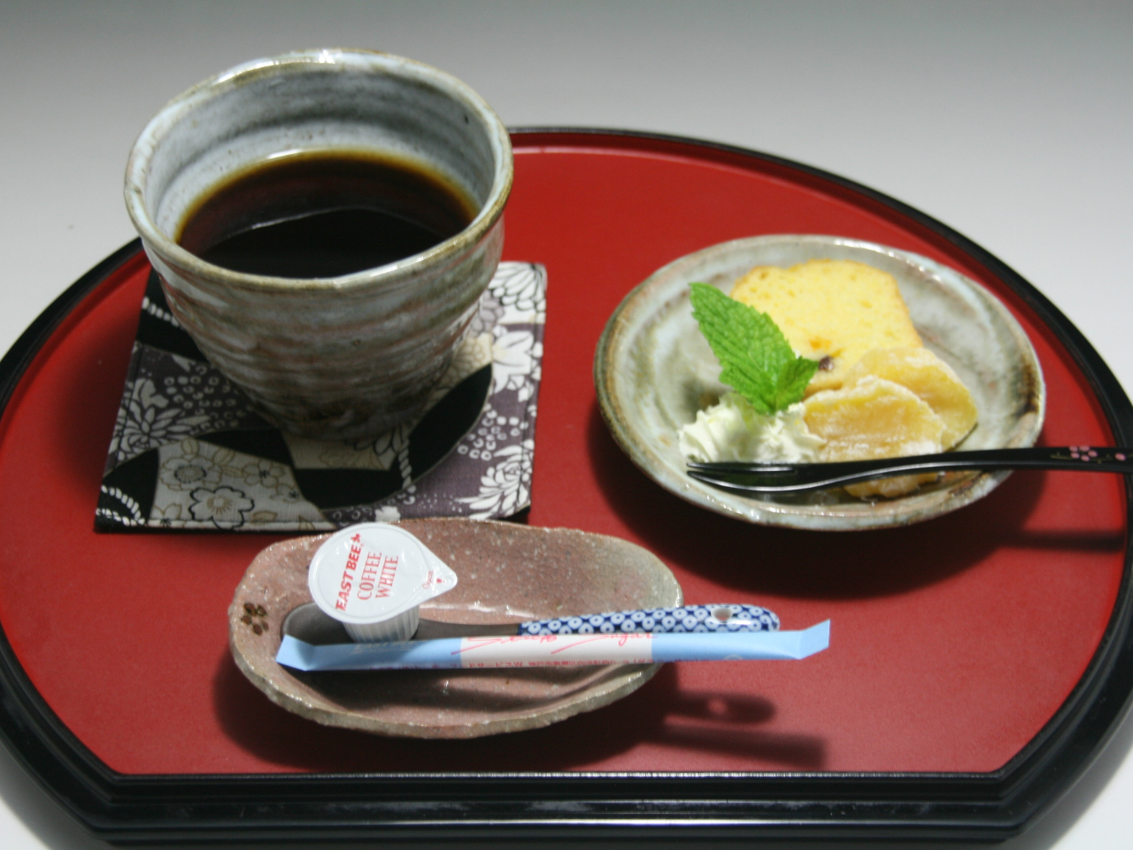 Hォ|̌ɃR[q[Zbgł낢łB