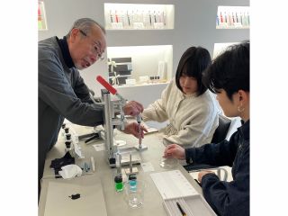 万年筆を組み立てる機械を使って万年筆を組み立て体験