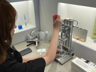 万年筆を組み立てる機械を使って万年筆を組み立て体験