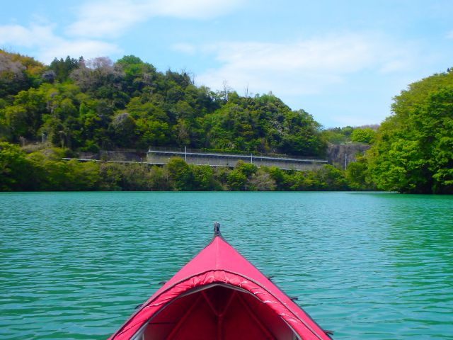 ネイチャー・ナビゲーター長瀞BASE:【埼玉・長瀞・レイクカヌー】5歳より参加OK!エメラルドグリーンの湖面のレイクカヌーツアー