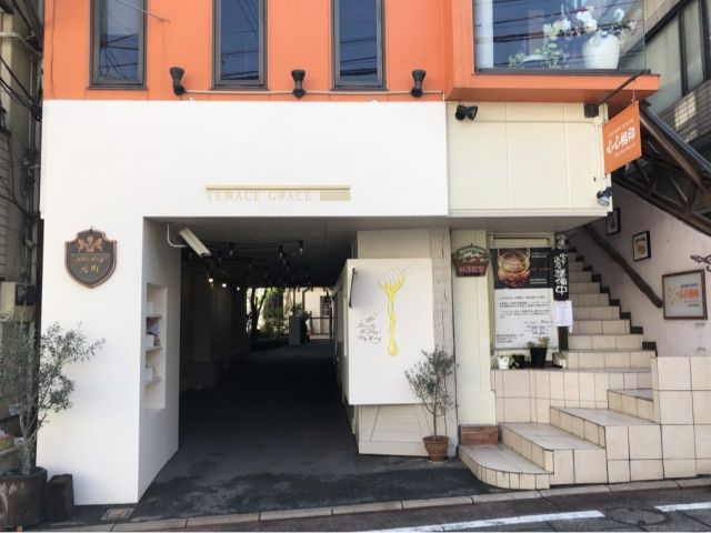 ̉ɂ΂̃hA̒ɂBƓIꏊł