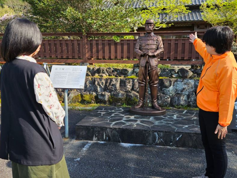 古民家カフェ半平のある、旧都築邸前の谷干城像にて