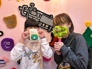 【ハート型の手鏡をタフティングでデコレーションするコース】ハート部分をお好みのデザインで制作します!(写真右)